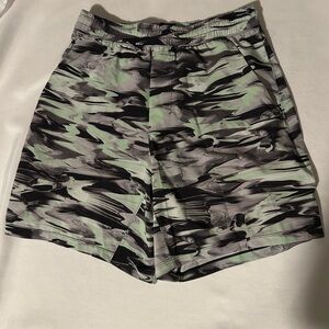 lululemon athletica Men's Abstract Patterned Shorts - Black, Gray, Green